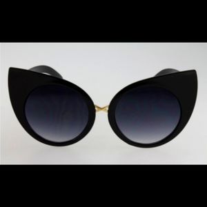 Exaggerated Cateye Sunglasses with Metal Bridge
